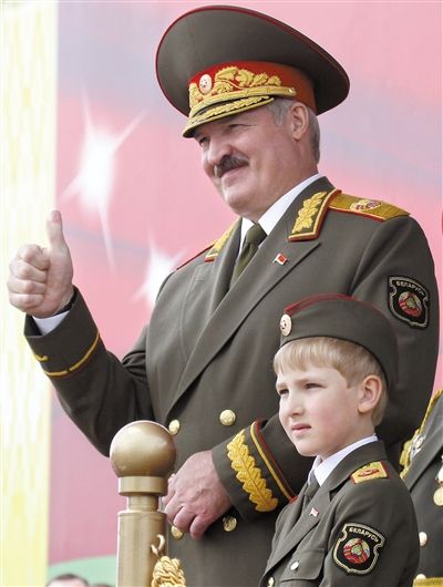 年幼的尼古拉很早就已经开始通过实践来练习成为一名政治家(资料图)