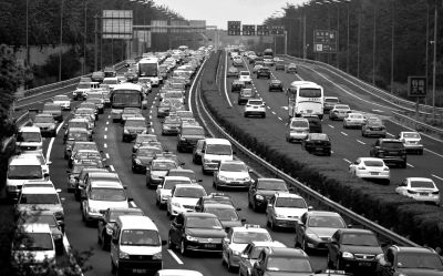 昨天15时，机场高速进京方向车行缓慢。京华时报记者潘之望摄