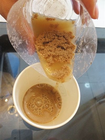 速溶奶茶样品加醋后，出现大量沉淀物。