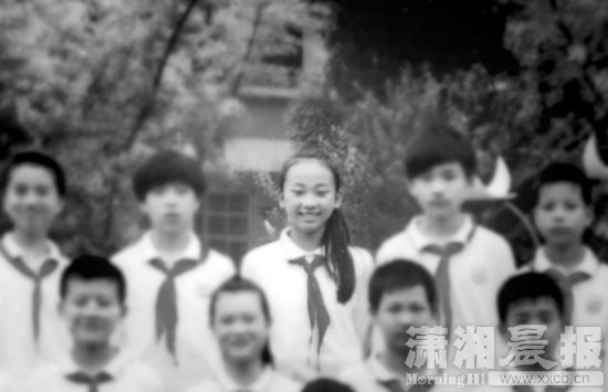 红网长沙9月21日讯 （潇湘晨报记者 张树波） 9月20日上午，家住雨花区妹子山的金师傅骑着电动车一脸的疲惫，13岁的女儿小贤(化名)自从11日离家后就没再回家。  　　起初，金师傅曾与女儿电话沟通，女儿答应回家却一直未回，电话中，女儿责怪他与妻子离婚，剩下她一个人。如今金师傅每天都会给女儿发短信，但女儿回家的承诺一直未兑现。  　　“我平时不怎么管她。”金师傅坦言，他对女儿关爱不够。在记者采访时，他甚至说不出女儿中学的校名。他手机里没有女儿的近照，唯一保存的一张是女儿的小学毕业照。  　　“希望她早点回家，我会原谅她。”金师傅说。  　　寻人女儿称准备在外面做事  　　“11日那天说去同学家补课，对方家长也打了电话证实。”9月20日上午，金师傅回忆说，11日女儿去了同学家，他接到自称女儿同学家长的电话，告诉他两个孩子在一起，让他放心。  　　金师傅说，初一下学期有段时间，女儿早上照常背着书包去上学，晚上按时回家，后来他才得知，那段时间她根本没上学，而是请假在外面玩。  　　“我当时骂了她，也打了她。”金师傅坦言，女儿这个年龄段有些叛逆，但父女俩约定，如果去同学家，要让对方家长打电话确认。这次女儿外出，按约定做了，但是当时对方家长是用小贤手机打的电话，金师傅无法联系上对方家长。  　　金师傅说，女儿小贤13岁，上初二，9月12日晚上八点多，小贤给他发来短信，说还在同学家补课，明天会回家。13日，他给女儿打电话，一直没人接，就发了短信。接连几天，他一直给女儿发短信打电话让她回家，但女儿屡次爽约。  　　“我现在很累，今天我就不回去了，等我想清楚了以后该怎么办，我明天再回家。”这是9月15日小贤发给爸爸的短信，但等到16日，金师傅依旧没看到女儿的身影。  　　9月19日，小贤又给金师傅发来短信，短信中，她说，“我在外面准备做事，我也想自己磨炼一下。” 9月20日，长沙市雨花区，金师傅手机里存着与女儿的交流短信。图/潇湘晨报记者 张迪