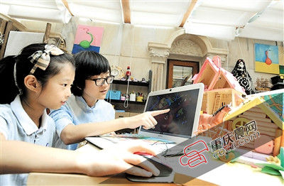 何悦尔和助教姐姐一起展示她们创作的动画、手稿、模型等。 记者 杨新宇 摄