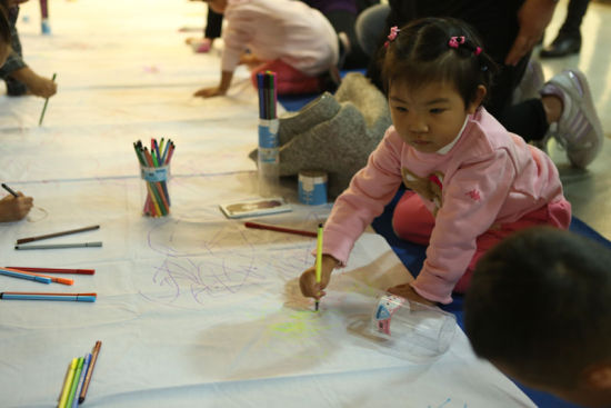 可爱的孩子在涂鸦