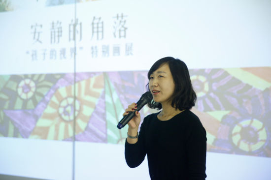 策展团队“十二嫏”成员王薇介绍作品