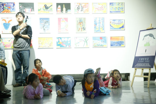 孩子们认真欣赏作品介绍