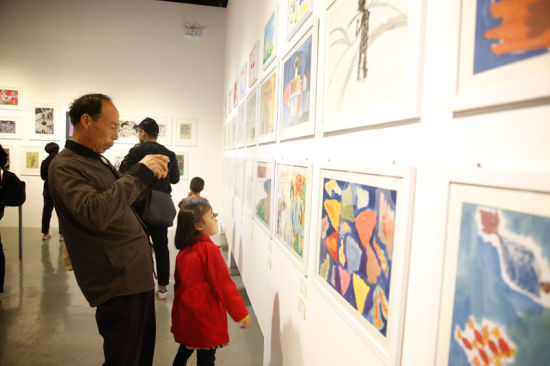 观众认真观赏画作