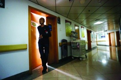 张宏宇走出李娟的病房