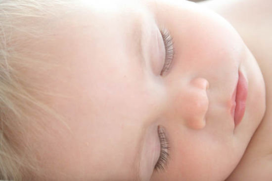 宝宝睫毛又短又稀疏 剪剪能长长吗？