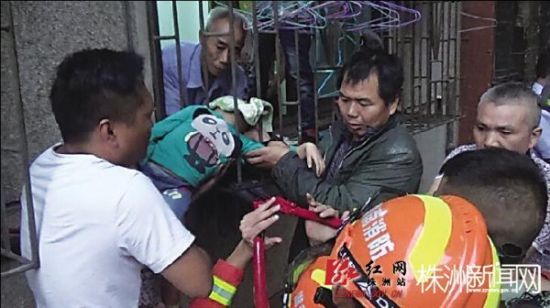 男孩头被卡在防盗窗内