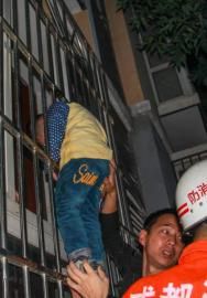 翻窗找妈头被卡