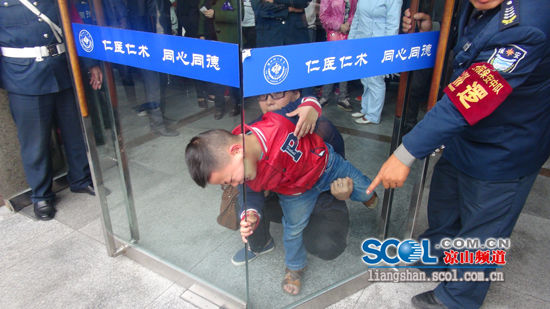 熊孩子头被卡玻璃门