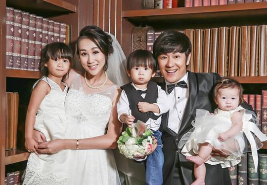 陈浩民妻子怀第四胎生孩子上瘾？ 一年抱一个娃节奏惊人