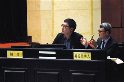 家长曹先生以及其代理人，向法庭陈述与幼儿园交涉和在网上发帖的情况。朝阳法院供图