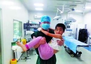 闫振飞医生抱着小昱走进处置室。 　医院提供图片