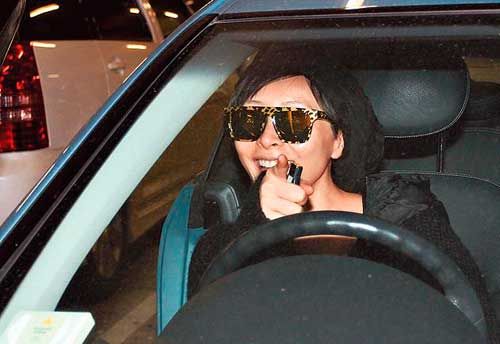 汤盈盈挺巨肚飙车