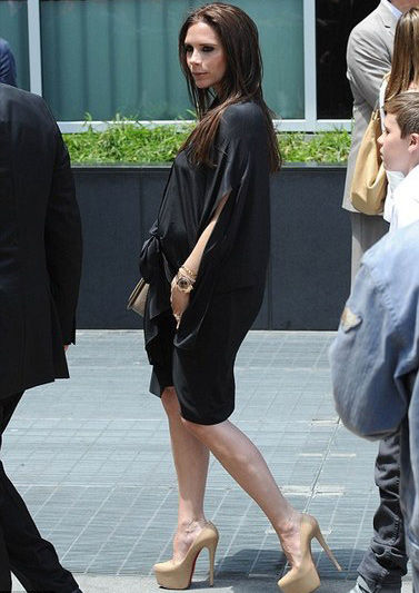 辣妹看电影踩超高高跟鞋