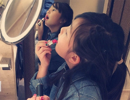 多多照镜子涂口红