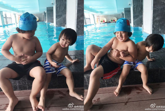 轩轩与弟弟泳池边打闹