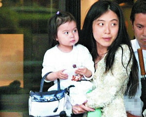 手里拎着爱马仕的约瑟芬和妈妈甘比