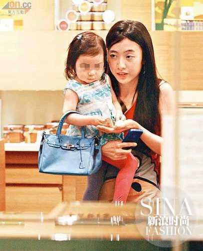 挎着蓝色爱马仕的约瑟芬和妈妈甘比出街