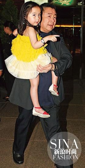 刘銮雄抱在怀里的约瑟芬手上正戴着豪表