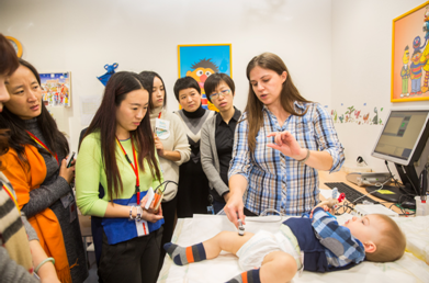 样品实验室展示帮宝适纸尿裤的亲肤性