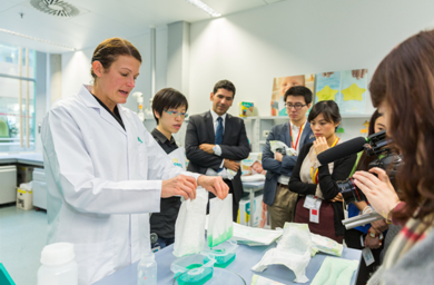 科学家们展示魔法纸尿裤如何做到更快吸收、更薄、更透气、保护肌肤、不起坨