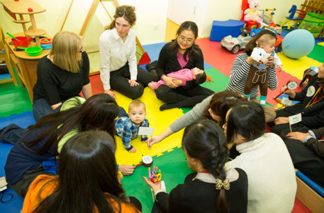 中德妈妈互换育儿心经并交换礼物