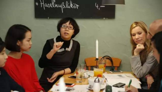 王荣辉老师耐心讲解，中德妈妈受益良多