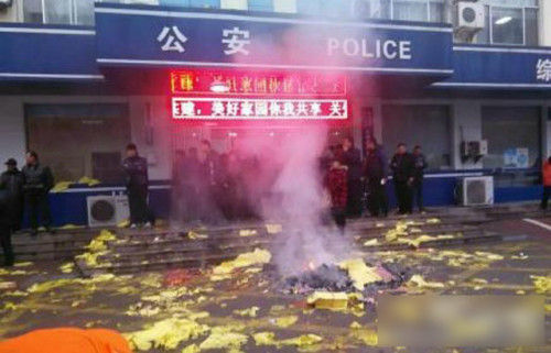 　　2015年12月23日下午，记者接到市民投诉热线称，一名16岁男孩被山东临沂北园路派出所殴打致死，随后，鲁网记者连线北园路派出所，工作人员表示：确有一男孩死亡，但死因暂时不便与外公布。