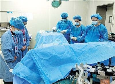 医生向诗祺的遗体致敬。