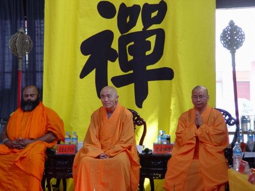 图为机锋辩禅评委圆度达摩绍云和释本如