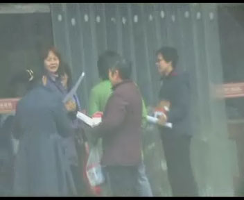 长沙仁爱医院前，拿着宣传手册的中年妇准备“免费”体检