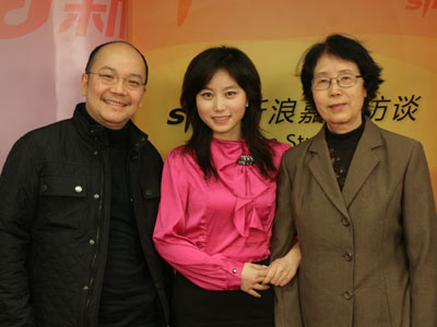 图为上海世博会新加坡馆设计者陈家毅(左)、清华大学建筑学院教授、博士生导师、国家一级注册建筑说郭黛姮(右)与主持人权静(中)。(图片来源：新浪财经)