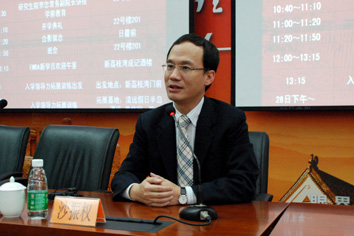 沙振权副院长在EMBA开学典礼讲话。