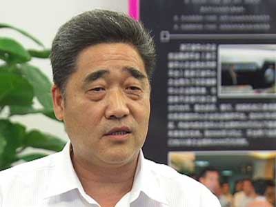 　　图片03：多年分管中小企业工作的卢绍基向我们介绍，目前美、欧、日等国际通行惯例都是将中小企业信用担保机构定位于纯公共产品，由政府财政出资建立政策性担保机构，这样它为企业服务的效果就非常明显。