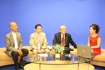 稻盛和夫先生做客新浪谈萧条中的经营哲学，上图左起王育琨、曹岫云、稻盛和夫、新浪财经主持人权静
