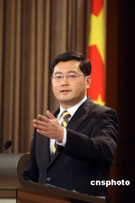 　　7月9日，中国外交部发言人秦刚在例行记者会上证实，力拓上海办事处首席代表胡士泰7月5日晚被中国国安部门依法拘留。外交部表示，胡士泰涉嫌为境外窃取国家机密。中方希望有关部门积极配合调查，中方将以事实为依据，法律为准绳处理这一事件。 中新社发 张宇 摄