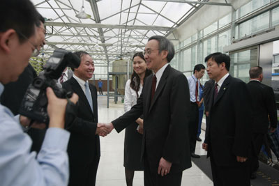 中国民营清洁能源企业家和美国能源部长的握手。（图片来源：新浪财经）