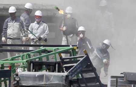 双龙汽车厂的工人们向警方投掷火焰瓶，用弹弓进行反击。