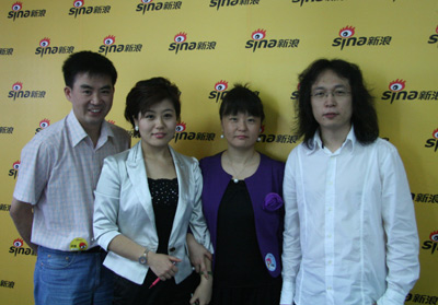 上图左起央视财经频道资讯节目副总制片人余敬中，新浪财经主持人权静，央视财经频道总监助理、高级编辑郑蔚，北京东道设计公司董事长解建军。（来源：新浪财经）