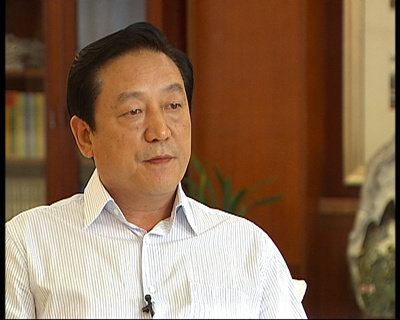 图片03：保定市委书记宋太平告诉记者，现在90%要出口是因国外它有政策扶持，它把新能源产业的发展作为国家政策扶持的一个重点，我们的企业如果离开国家政策的扶持，靠自身经营，负担不起，不可能发展，尽管并网还有一定的难度，但是保定市已经做好充分准备，全力打造以太阳能光伏发电、风电等清洁能源为产业的中国电谷。