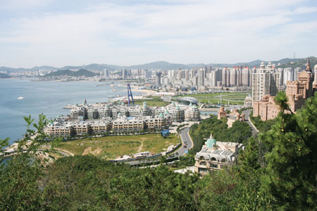 外国客人来大连，不仅要看企业，还要看蓝天白云，看大连的环境