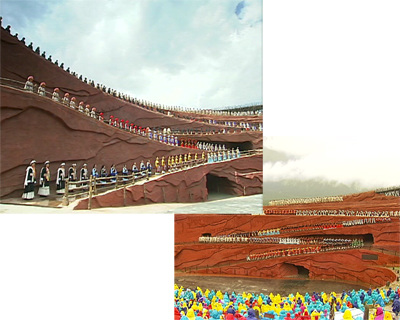 图片01：记者在丽江海拔3100米的玉龙雪山半山腰看到，过去只是普通的山洼洼，但从2006年7月开始，印象系列第二部作品《印象丽江》在这里演出，把这里变成了世界上海拔最高的实景演出场地，从此之后演出每天进行，到底吸引他们的是什么呢？