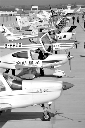 我国最大规模通用航空展在日前陕西举行。据介绍，预计参展国内外飞机百余架，囊括了波音E75、塞斯纳172、塞斯纳182、西锐SR22、罗宾逊R22等多种目前业界公认的经典机型。本报记者丁海涛摄