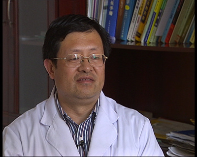 图片03：山东省青岛新安中医院副院长冯曙民说，很多患者即使参加了社会医疗保险，但在转院后却不能报销医疗费，这种现象在全国普遍存在，各地区对转诊所做的规定，虽然有一定合理性，但它卡住了患者方便就医，所以应该尽快作出调整。
