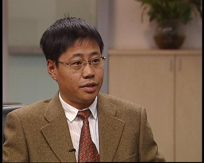 中国广告协会副秘书长杨洪丰介绍，未经审批的食品广告，医疗器械，保健食品，都需国家有关部门事前进行审批，审批后才能播，并告诉记者，我们国家还没有专门针对广告代言的法律出台，目前只能使用《广告法》来规范广告代言行为，这就显得有些力不从心。