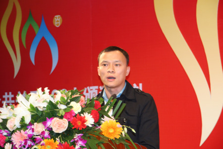 由中国国际公共关系协会企业公关工作委员会指导，17PR主办的2009中国公共关系100人颁奖典礼暨第五届中国公关经理人年会将于2009年11月27日在北京大学百年讲堂盛大召开。图为迪思传媒副总裁徐浩宇演讲。(图片来源：新浪财经)