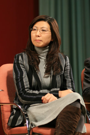 　　由中国国际公共关系协会企业公关工作委员会指导，17PR主办的2009中国公共关系100人颁奖典礼暨第五届中国公关经理人年会将于2009年11月27日在北京大学百年讲堂盛大召开。新浪财经全程直播本次会议。图为奥美公关高级副总裁程玲在以新经济环境下公关策略为主题的论坛上。(图片来源：新浪财经)