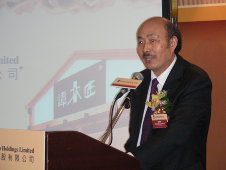 谭木匠主席谭传华表示，集团研发队伍强劲，未来将以多元化产品争取更大发展空间。(来源：新浪财经 彭琳 摄)