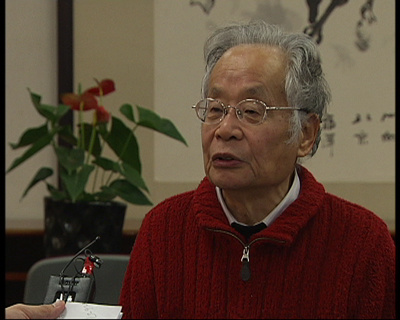 中科院院士何祚庥向记者提供了一份来自公安部的统计数字，2004年电动车加自行车交通事故的死亡人数一共是14244人，2007年下降到10020人，年死亡人数下降了4224人，这就说明电动自行车很安全。